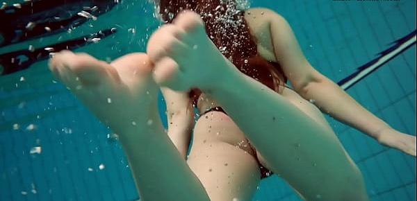  Czech chick Vesta enters swimming pool naked